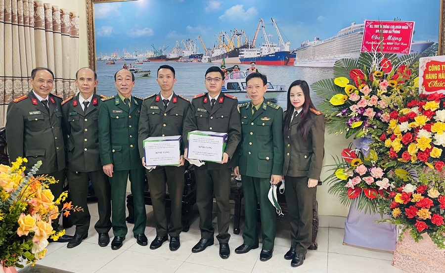 Đoàn thanh niên Phòng quản lý xuất nhập cảnh: Tặng  Ban chỉ huy Biên phòng Cảng Hải Phòng 20 bộ sách pháp luật